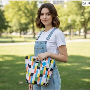 001 LNCHBX: Home Essentials lunch bag.